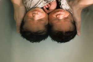 bébés jumeaux dans leur bain thalasso bébé yvelines