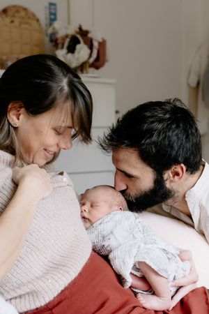 couple et son bébé reportage thalasso bain bébé yvelines