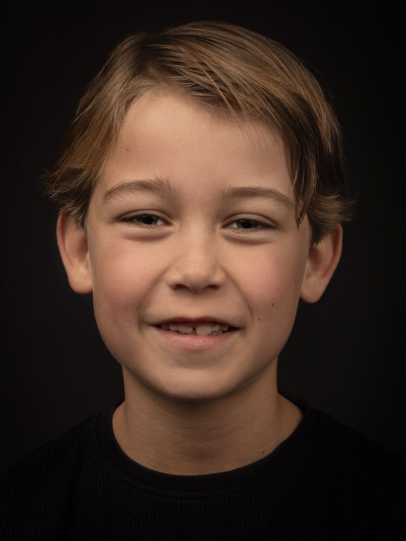 Jongens portret, zwarte achtergrond