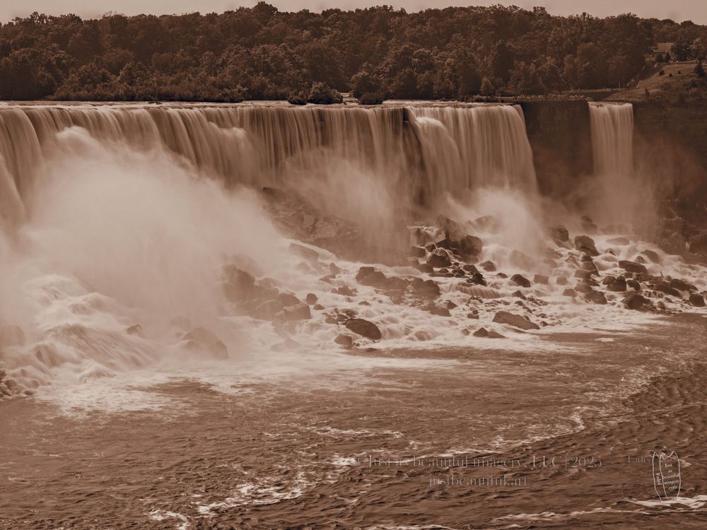 Faded photo of Niagara Falls.