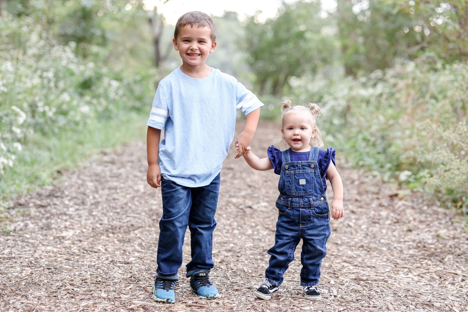 Springfield, IL Photographer captures siblings holding hands at Lincoln Memorial Gardens in Springfield, IL