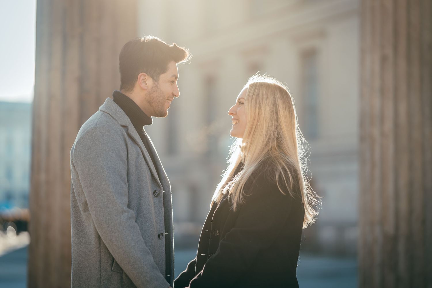 Paar Shooting in Berlin mit natürlichem Licht und Architektur