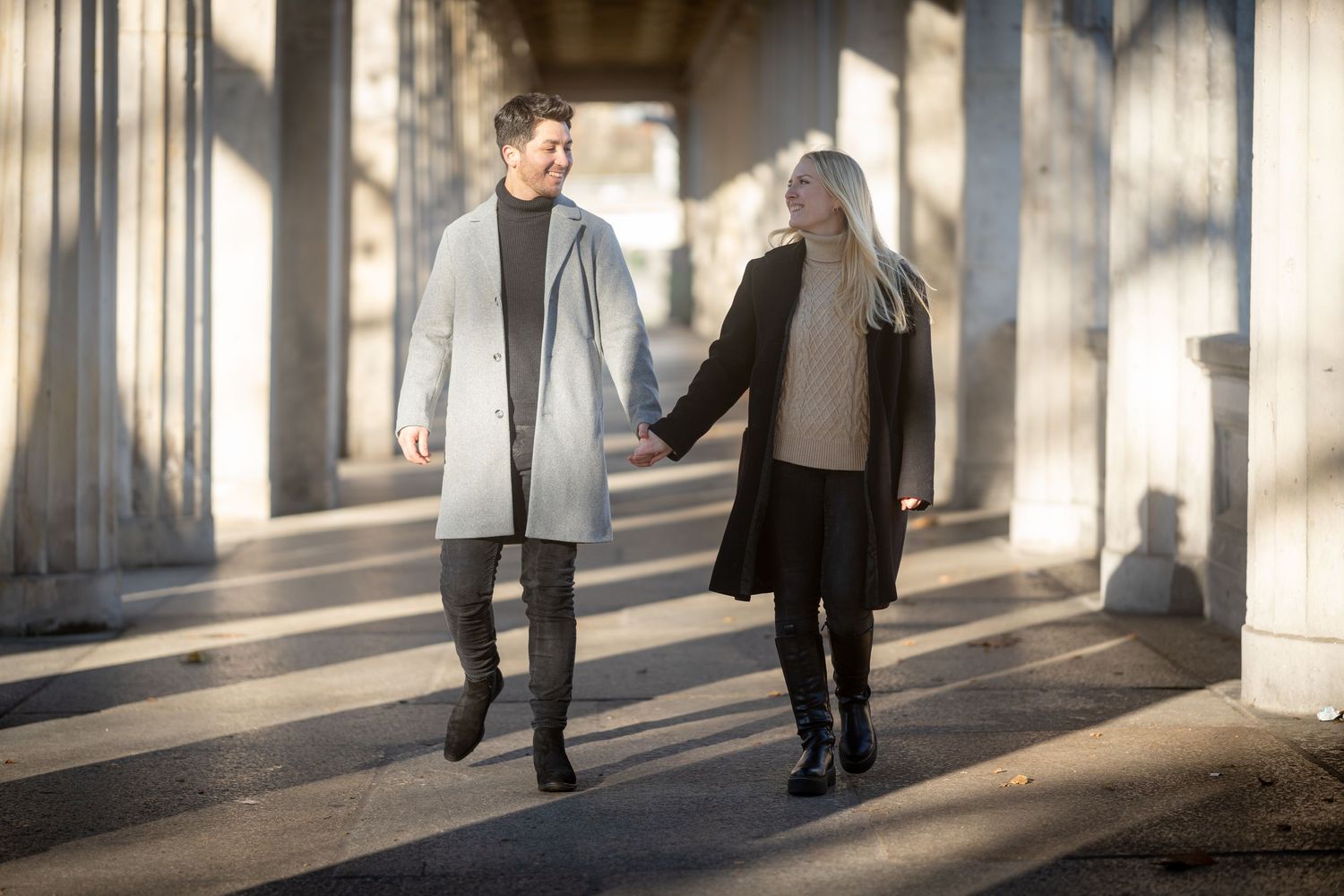 Couple Shooting in Berlin auf der Museumsinsel mit zeitlosem Look