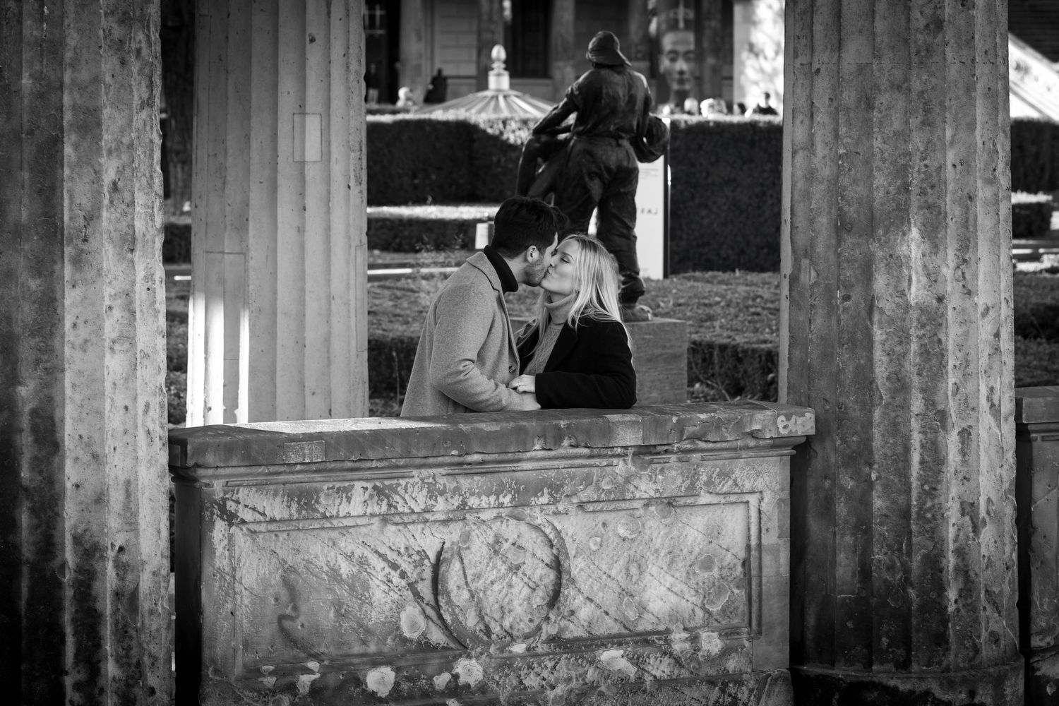 Romantisches Paarshooting an der Museumsinsel Berlin mit Blick auf die Spree