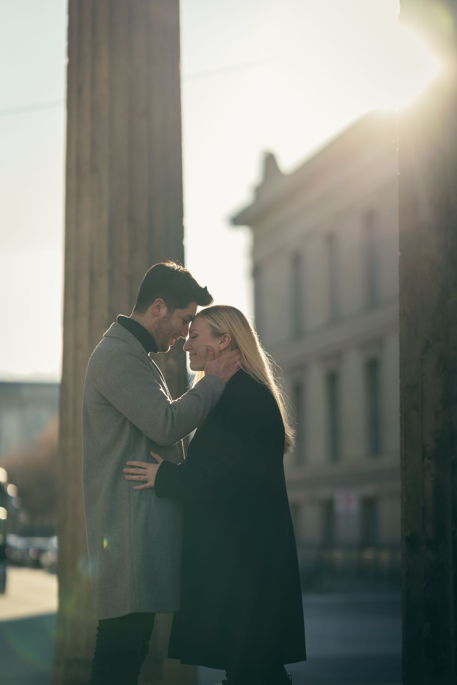 Elegantes Verlobungsshooting auf der Museumsinsel Berlin in urbaner Kulisse