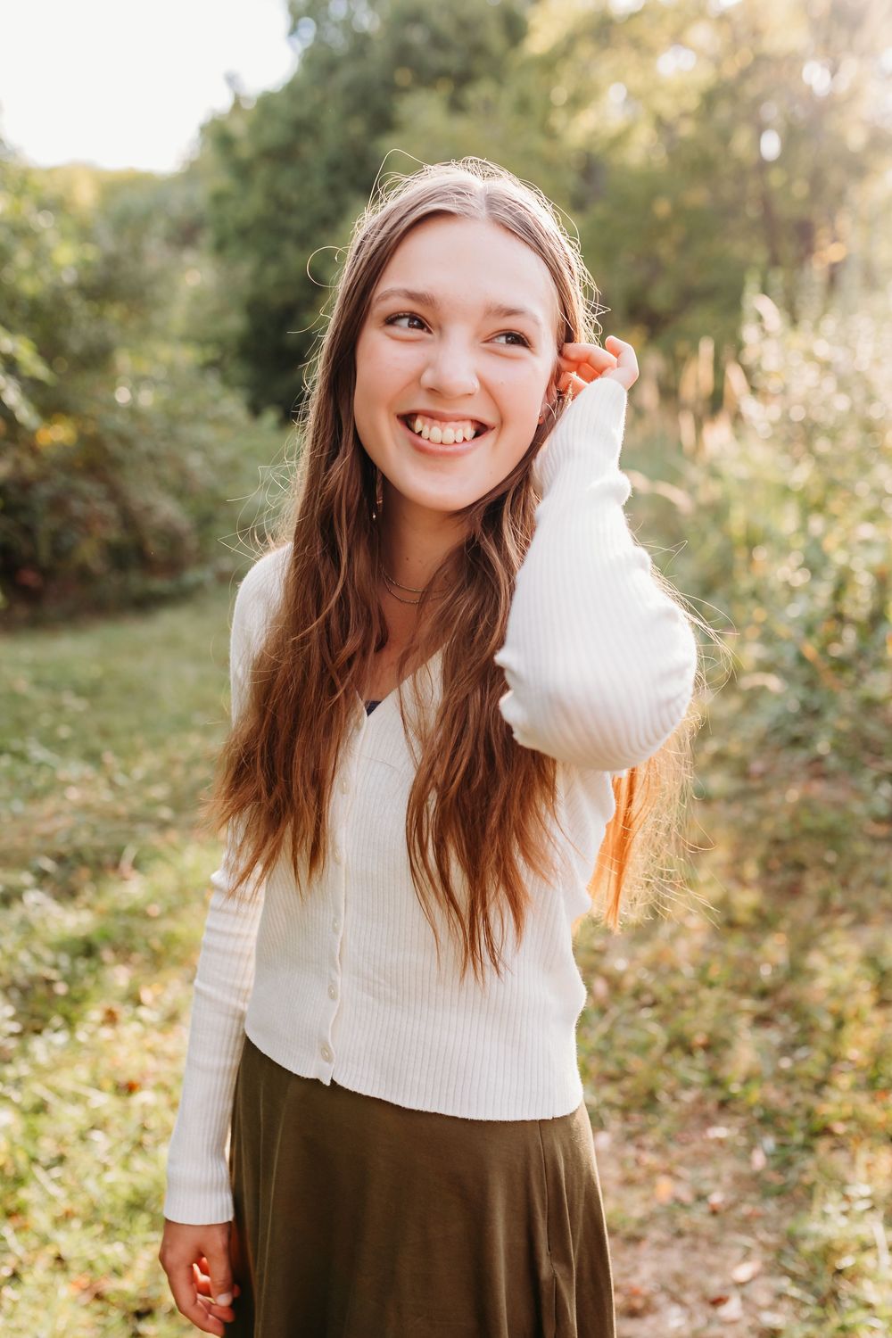 Teen girl posing for a portrait. Cincinnati and NKY School and Homeschool Portrait Photographer. A modern approach to picture day.