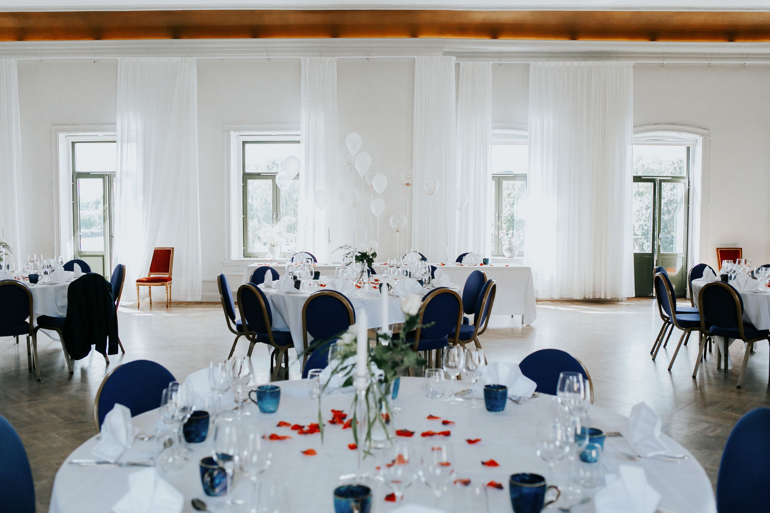 Bröllop Lydia och Foad på Elite Stadshotellet i Karlstad. Fotograf Rebecca Nordin. Bröllopsfotografering på Färjestad, Karlstad.
