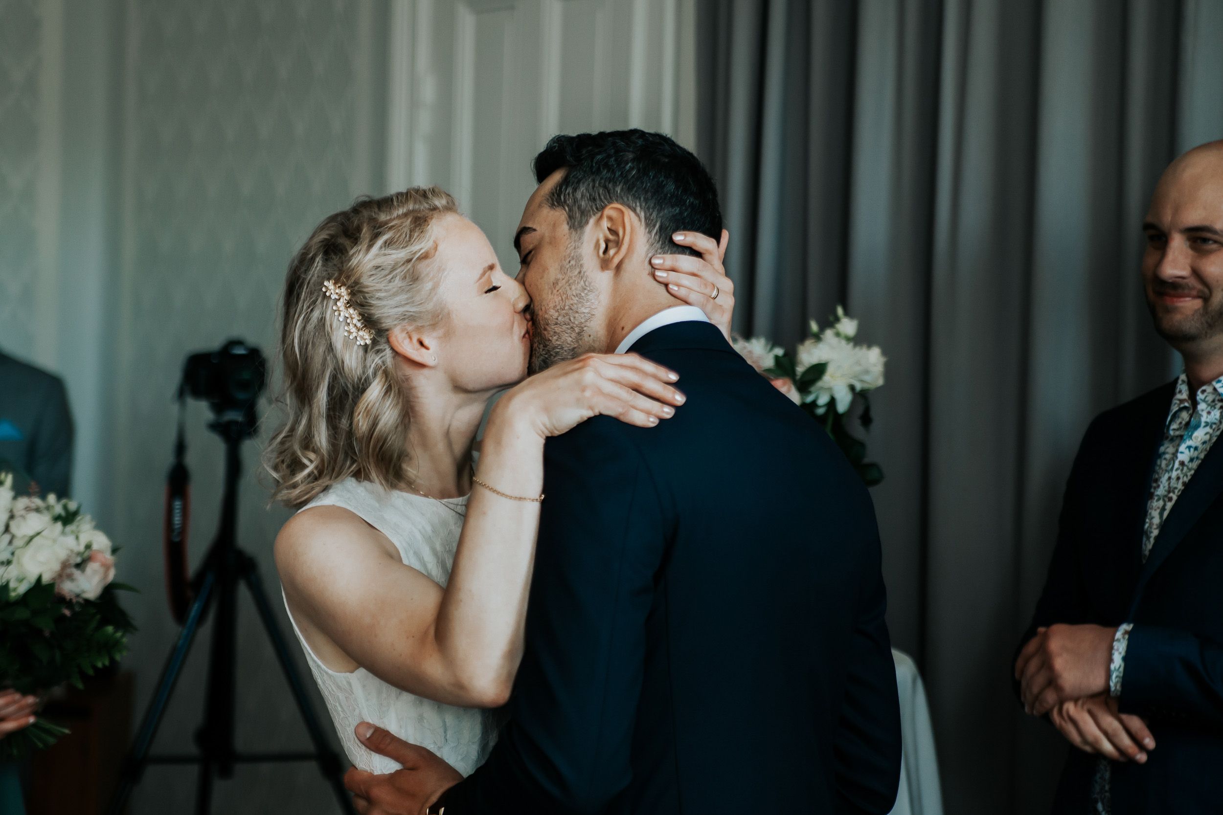Bröllop Lydia och Foad på Elite Stadshotellet i Karlstad. Fotograf Rebecca Nordin. Bröllopsfotografering på Färjestad, Karlstad.