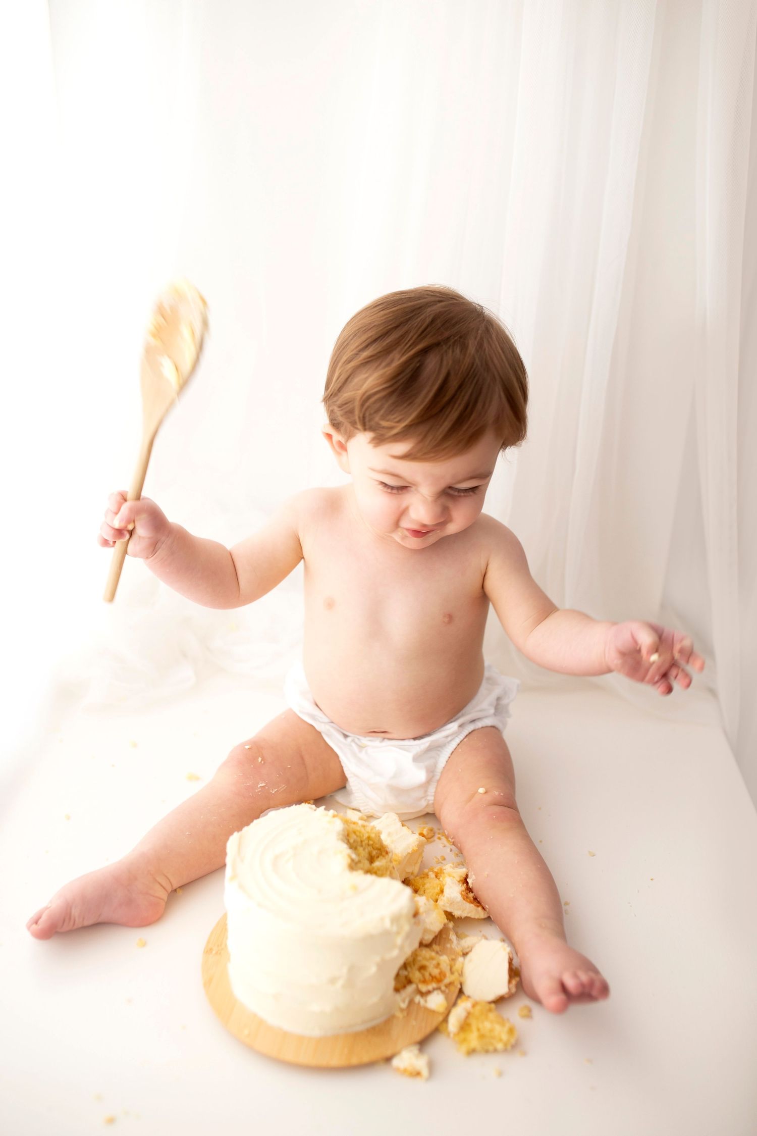 classic tasteful minimalist modern cake smash by little wonderland photography widnes cheshire