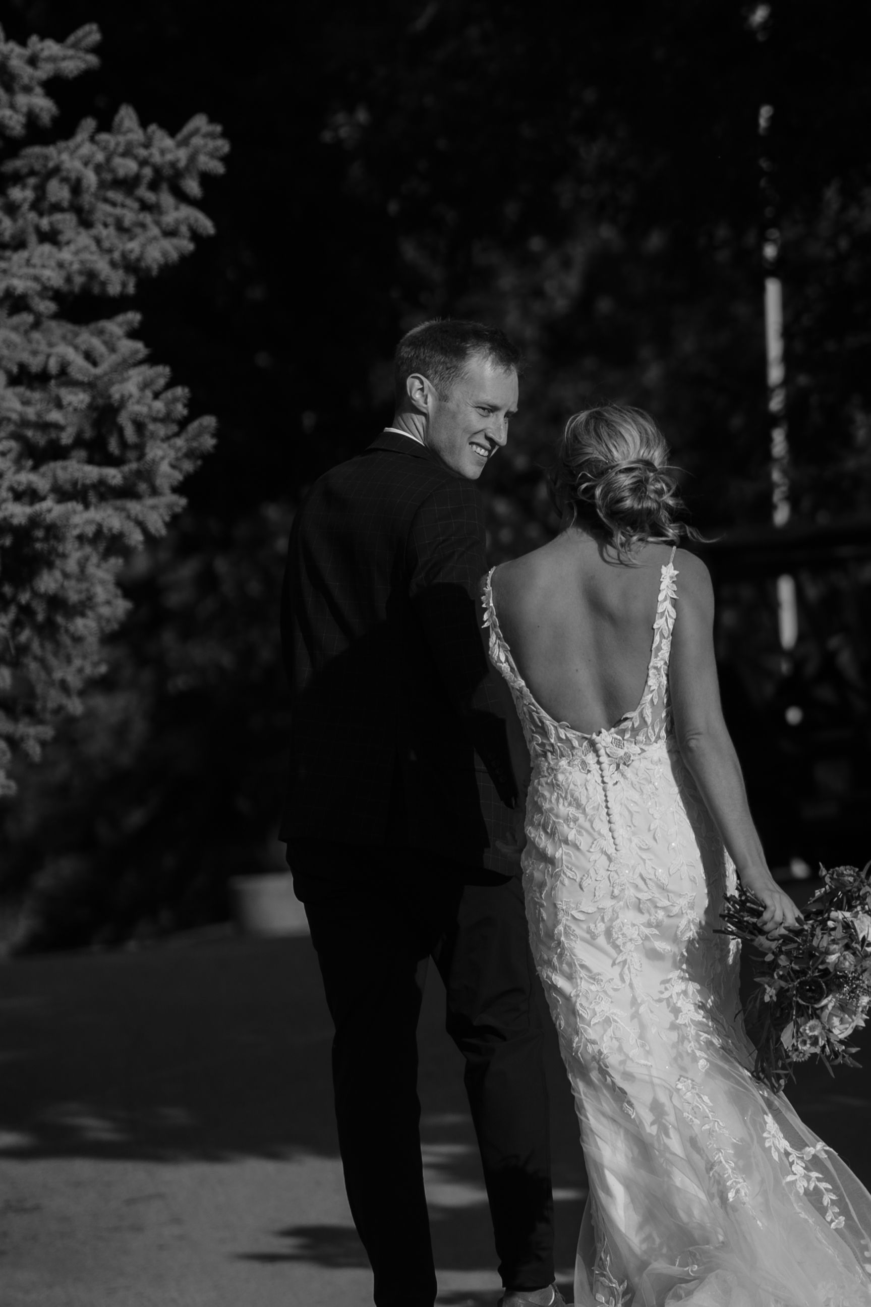 Local Manitoba Wedding Photographer photographs newly married Couple