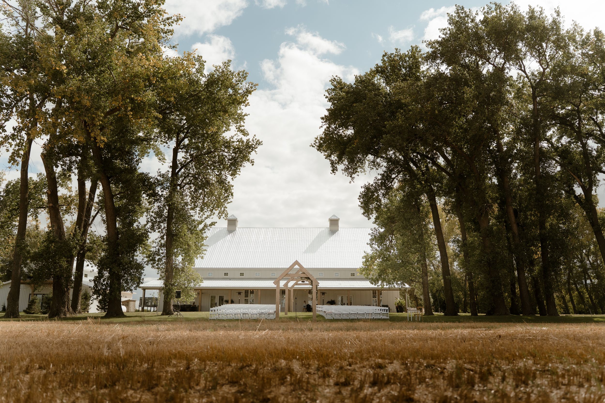 Local Manitoba Wedding Photographer photographs wedding venue