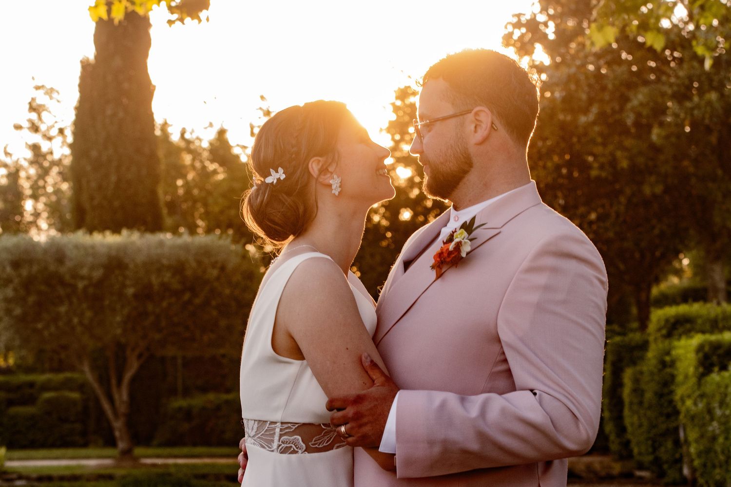 photo du first look des mariés lors d'un mariage dans le sud de la France, en Provence