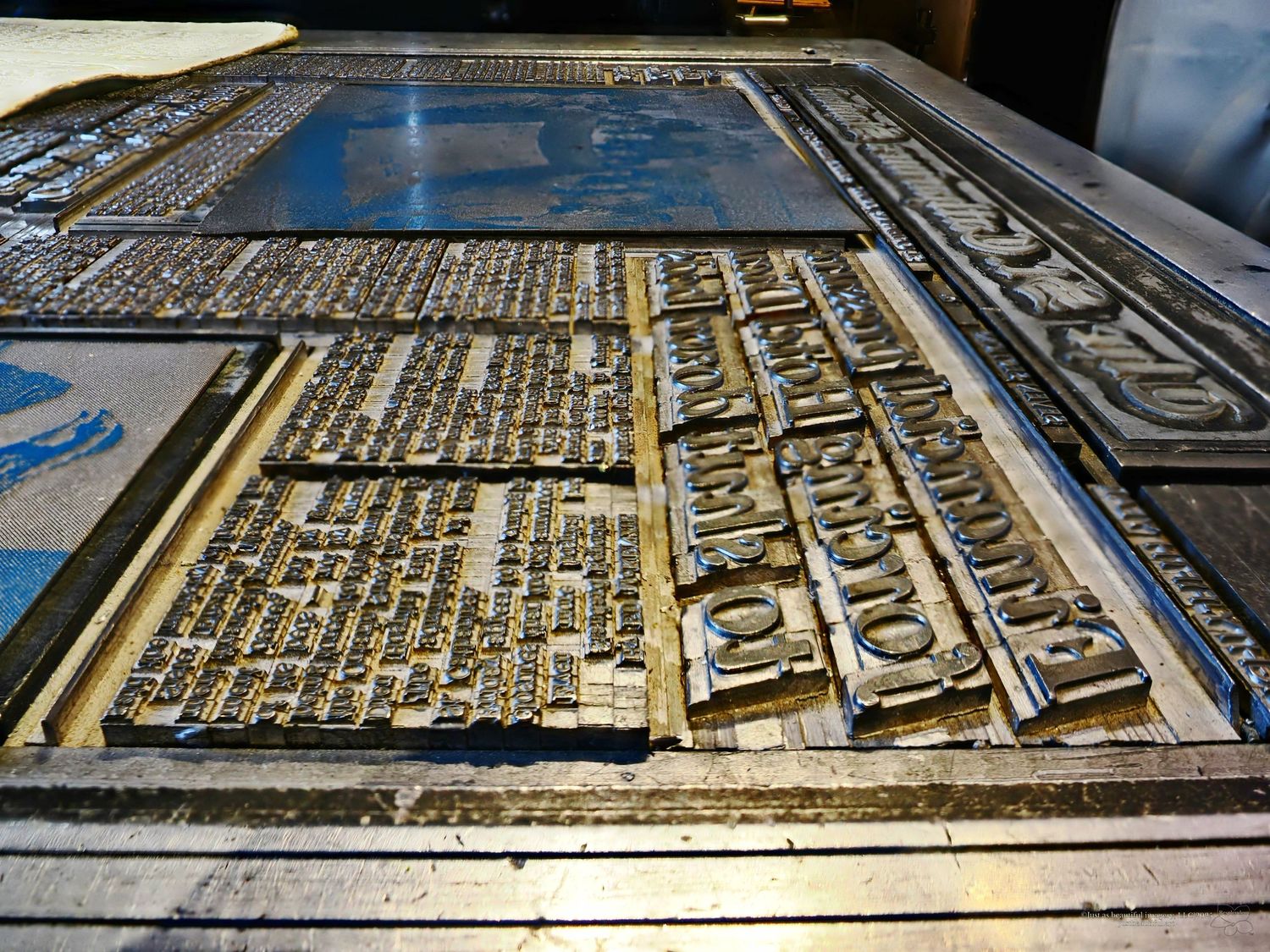 Resplendent photo of printing press.