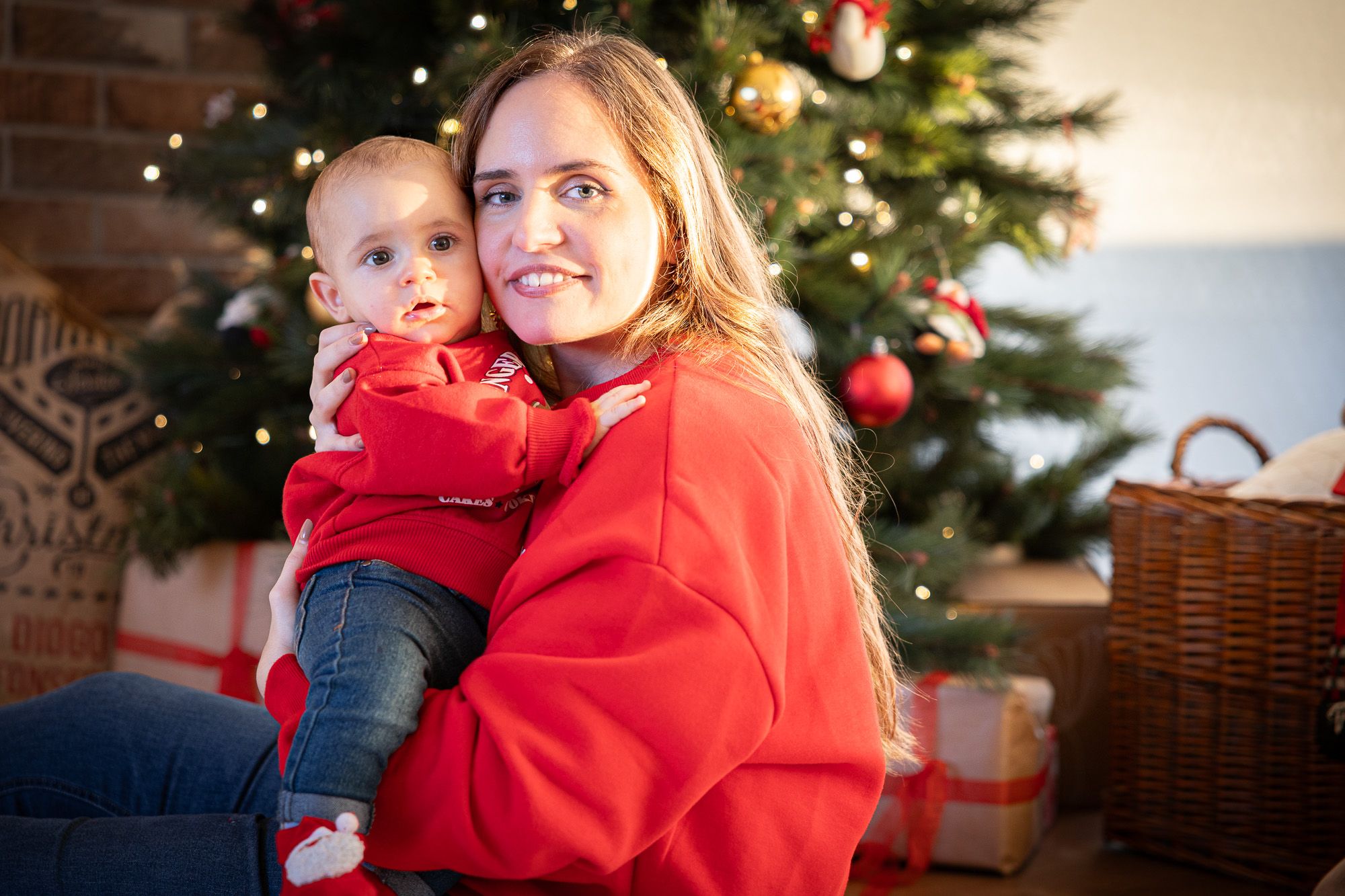 Sessão de Natal fotográfica em familia, mãe e um bebé. Christmas family photo session. mother with toddler
