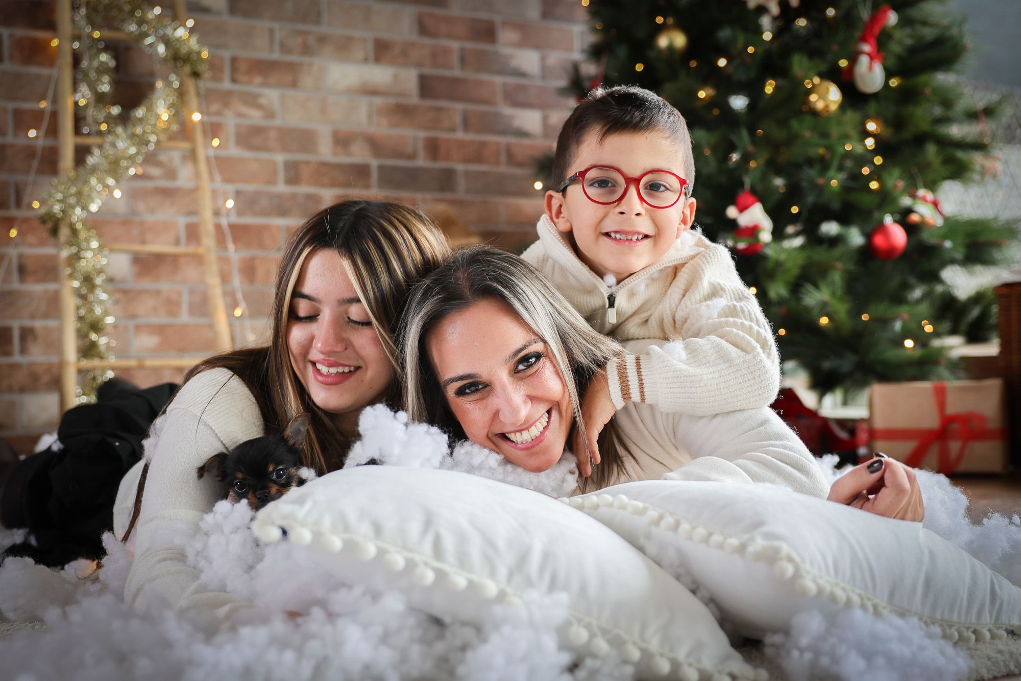 Sessão de Natal fotográfica em familia, mãe e dois filhos uma rapariga adolescente e um rapaz. Christmas family photo session