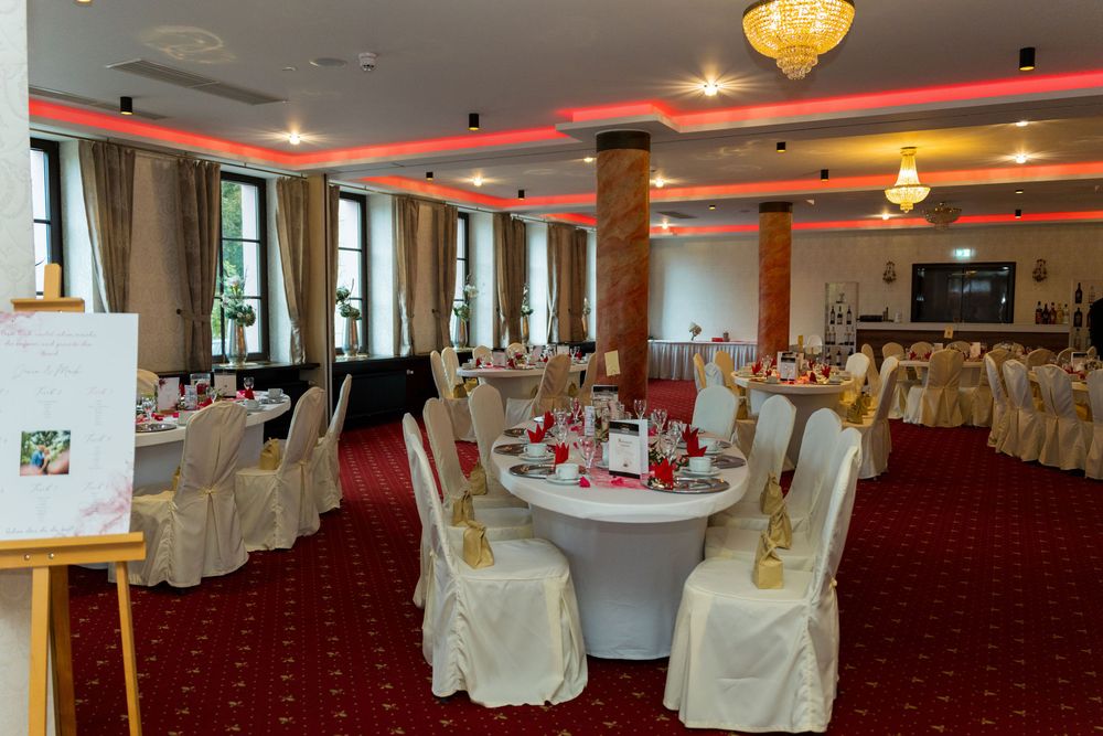 Hochzeitsfotograf Strausberg – Brautpaar beim Eröffnungstanz im Festsaal des Lakeside Burghotel Strausberg mit stimmungsvoller Beleuchtung