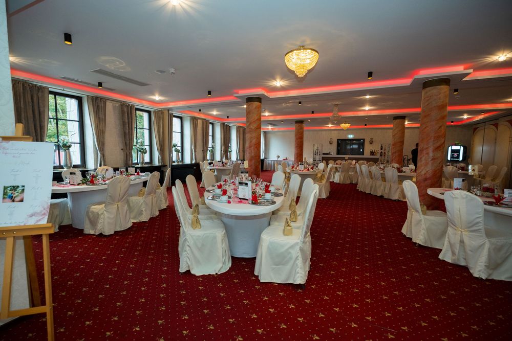 Elegante Tischdekoration im Festsaal des Lakeside Burghotel Strausberg während der Hochzeitsfeier – Hochzeitsreportage Berlin