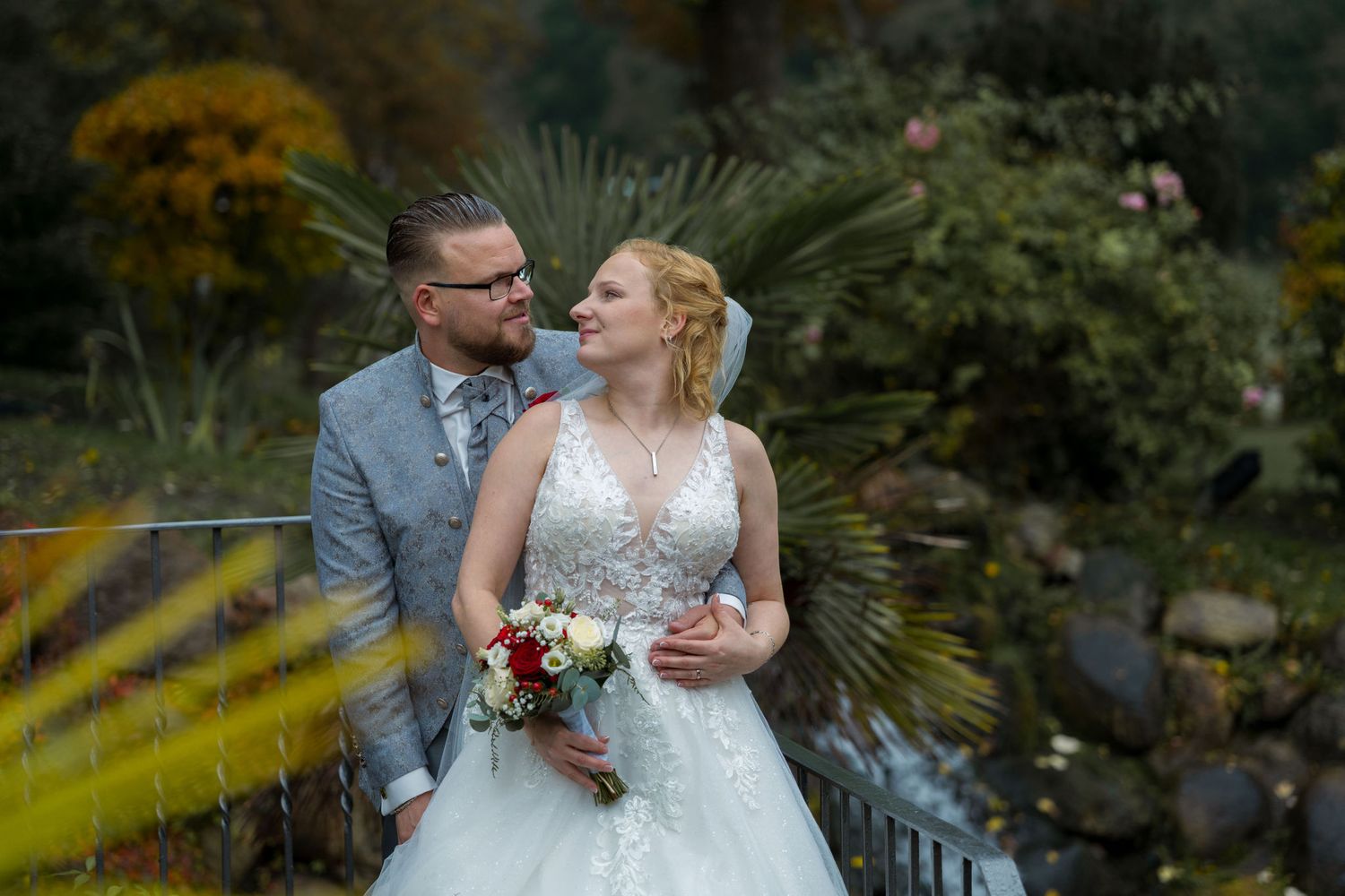 Romantisches Brautpaarshooting am See beim Lakeside Burghotel Strausberg – Hochzeitsfotograf Berlin & Brandenburg