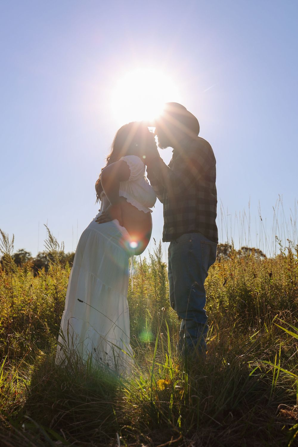 Connecticut maternity photoshoot. Couple standing in field