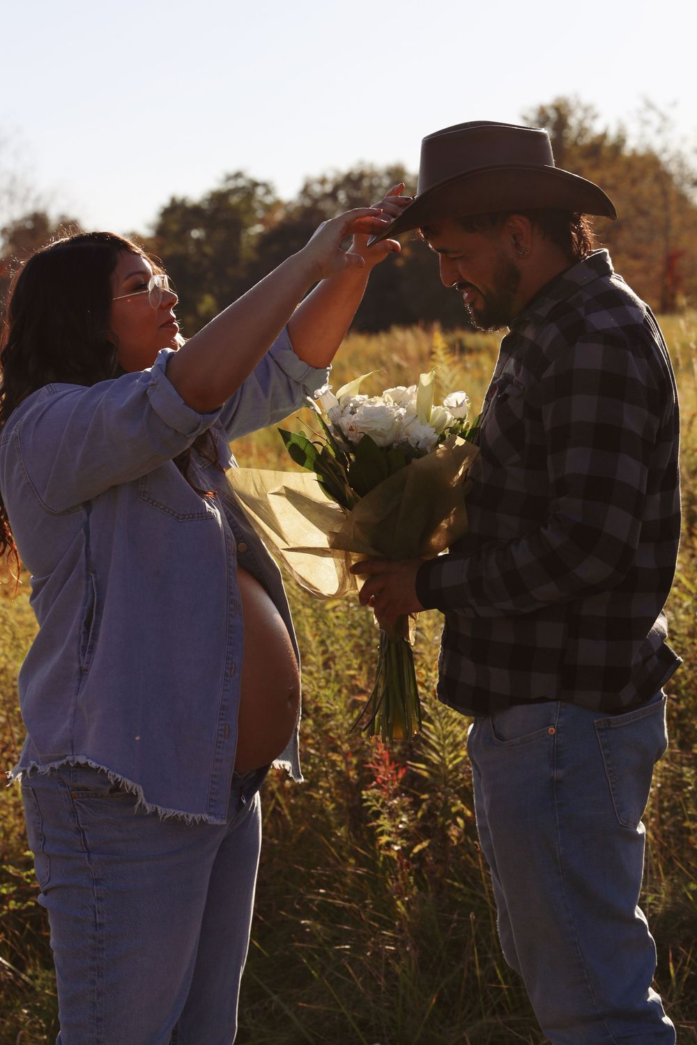 Connecticut maternity photoshoot. Couple standing in field