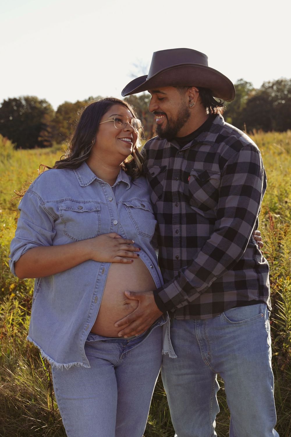Connecticut maternity photoshoot. Couple standing in field