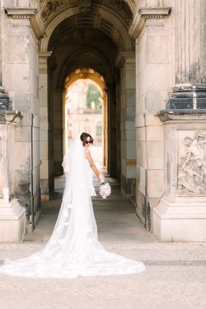 Braut mit kurzem Kleid und langem Schleier