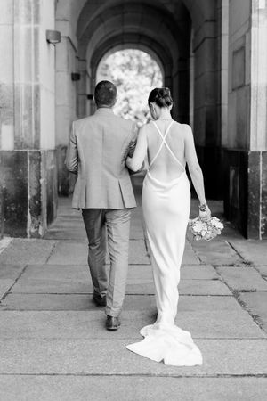 Brautpaar mit modernem Brautkleid für Standesamtliche Hochzeit in Dresden