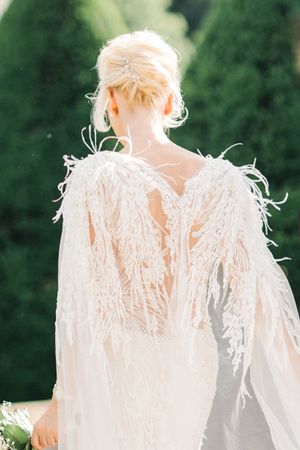 elegante Braut mit Cape