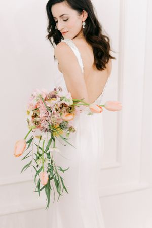 elegante Braut mit Frühlingsbrautstrauß