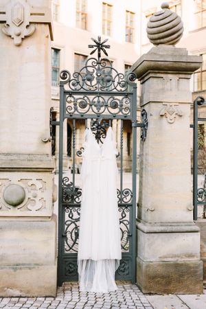 modernes Brautkleid am Schlosstor