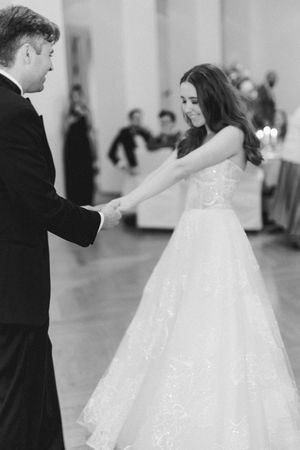 Paar beim Hochzeitstanz