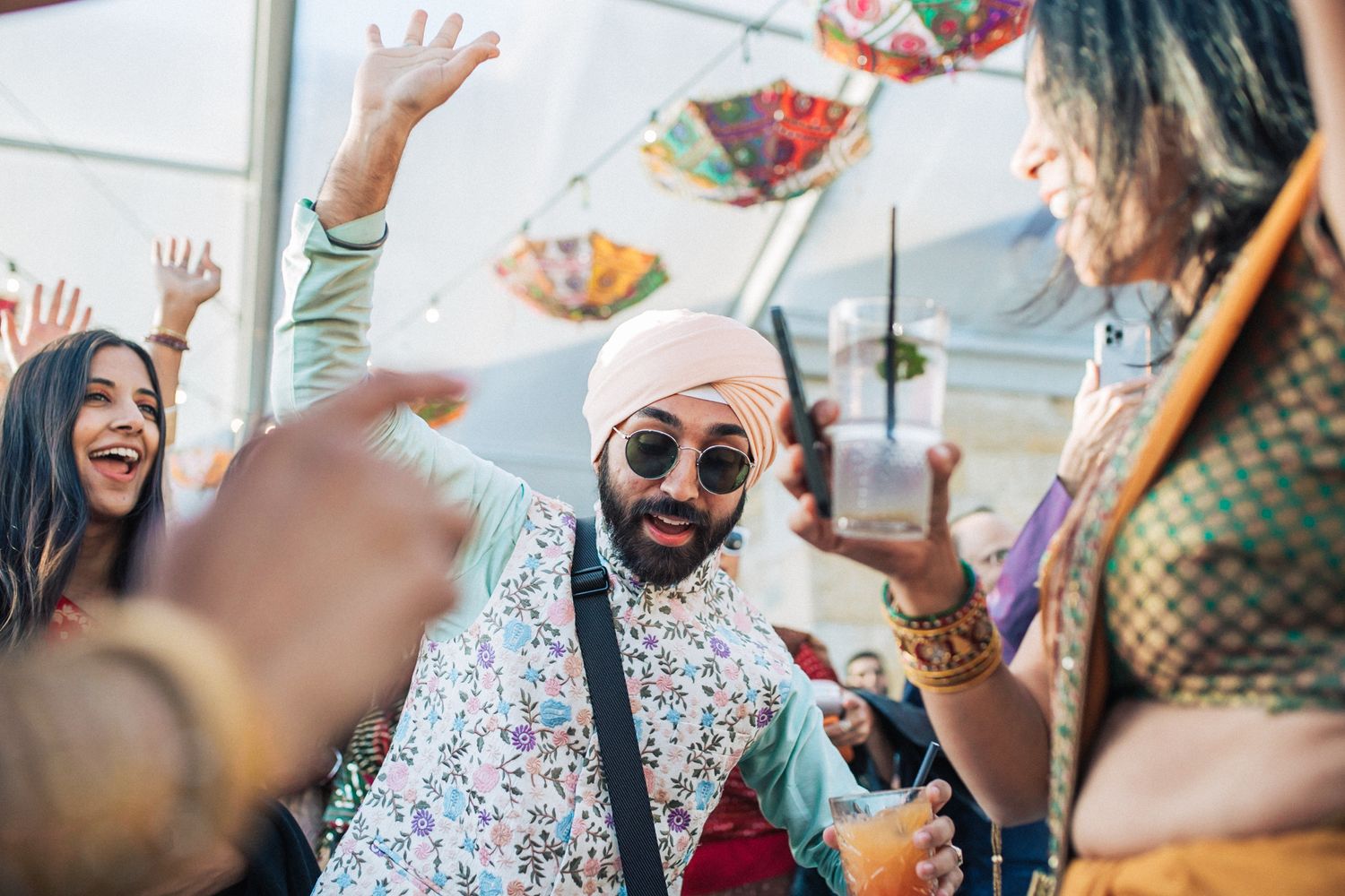 Indian wedding at Forte da Cruz with vibrant colors, joyful moments, and stylish details by Portugal wedding photographer Regina.