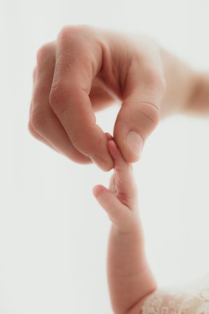 Detail bábätka pri newborn fotení novorodencov. Skúsená fotografka Bratislava s 10-ročnou odbornosťou foti v atelieri aj doma u klientov