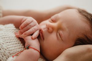 Detail bábätka pri newborn fotení novorodencov. Skúsená fotografka Bratislava s 10-ročnou odbornosťou foti v atelieri aj doma u klientov