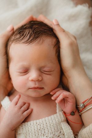 Detail bábätka pri newborn fotení novorodencov. Skúsená fotografka Bratislava s 10-ročnou odbornosťou foti v atelieri aj doma u klientov