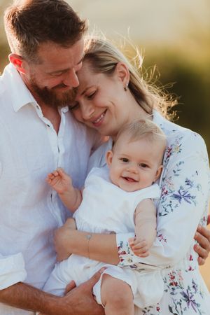 Prirodzené a autentické zábery rodiny s dietatom v náručí. Citlivé newborn fotenie v Bratislave, 10 rokov profesionálnej praxe Domi Bobák.