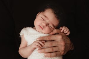 Detail bábätka pri newborn fotení novorodencov. Skúsená fotografka Bratislava s 10-ročnou odbornosťou foti v atelieri aj doma u klientov