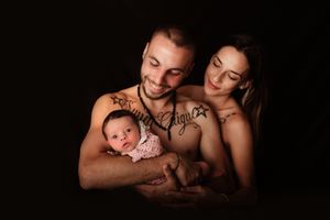 Prirodzené a autentické zábery novorodenca v náručí. Citlivé newborn fotenie v Bratislave, 10 rokov profesionálnej praxe Domi Bobák.