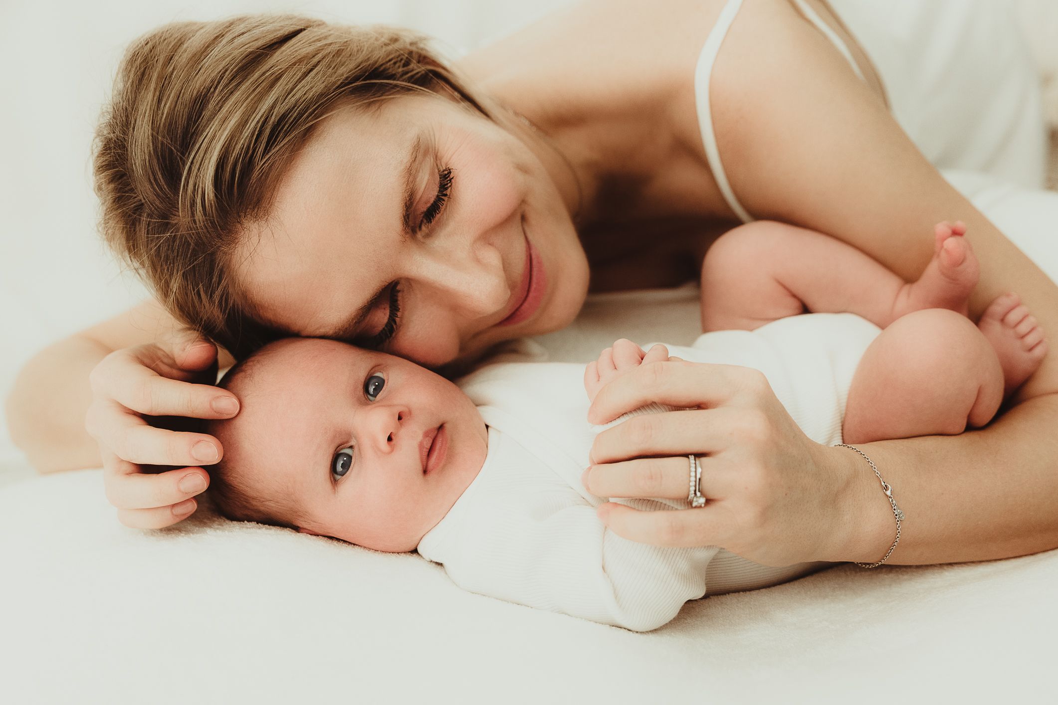 Prirodzené a autentické zábery novorodenca v náručí. Citlivé newborn fotenie v Bratislave, 10 rokov profesionálnej praxe Domi Bobák.