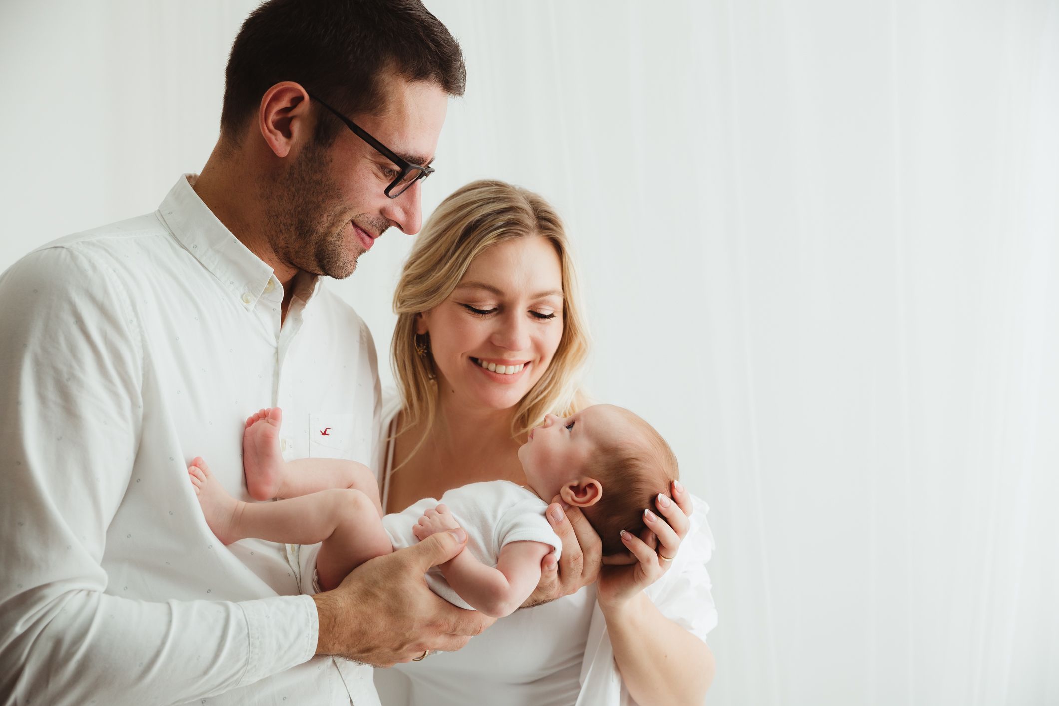 Autentické newborn fotenie a prirodzené emócie v Bratislave. 10 rokov praxe v newborn fotografii, Domi Bobák zachytenie šťastia s rodičmi.