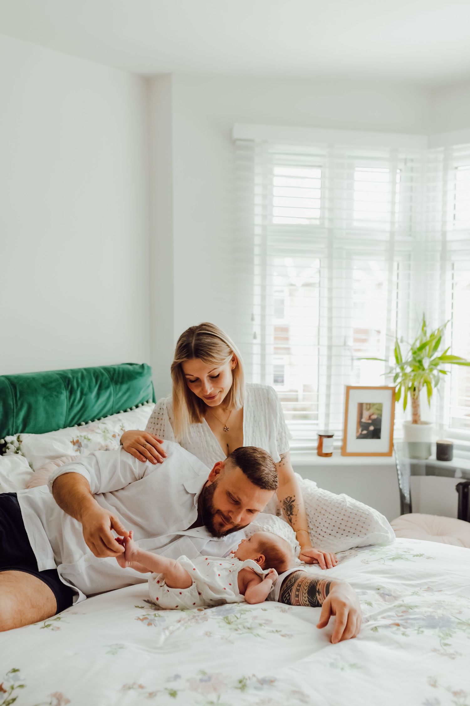 Lifestyle newborn photography at home, natural and cosy family newborn session