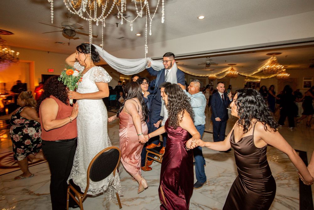 Wedding reception guests dance enthusiastically on the dance floor. Bride and groom Víbora de la Mar Chicago