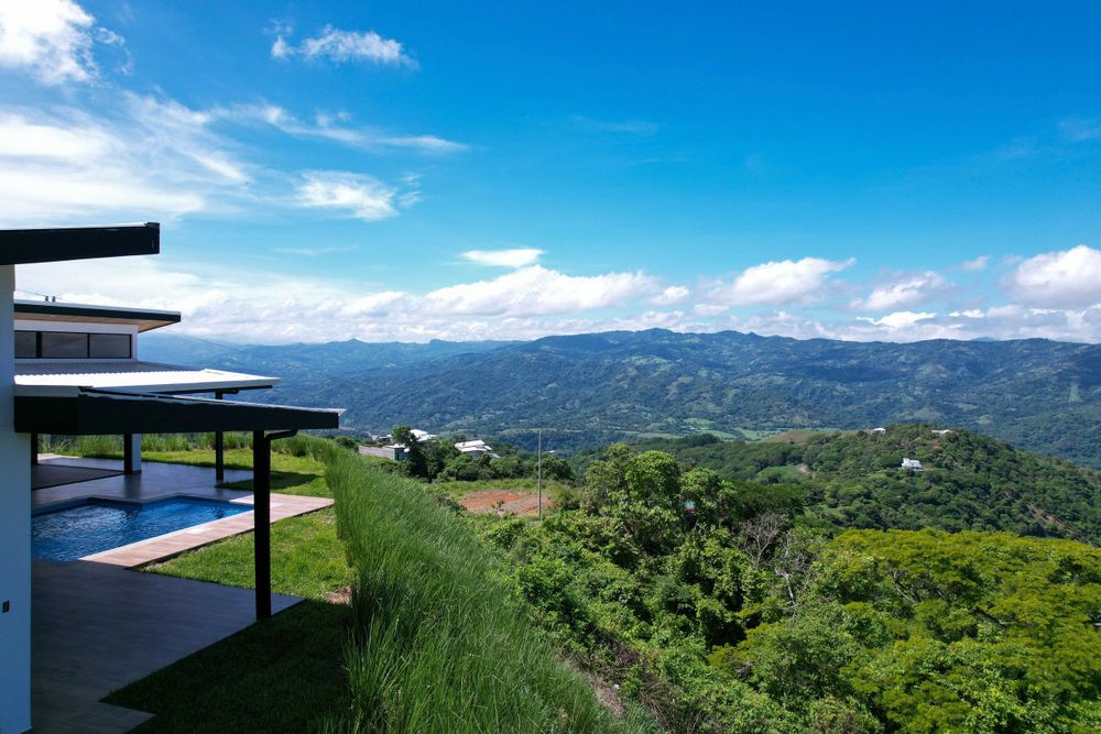 Property with stunning views of the mountains and valley, blending luxury and nature in Atenas, Costa Rica