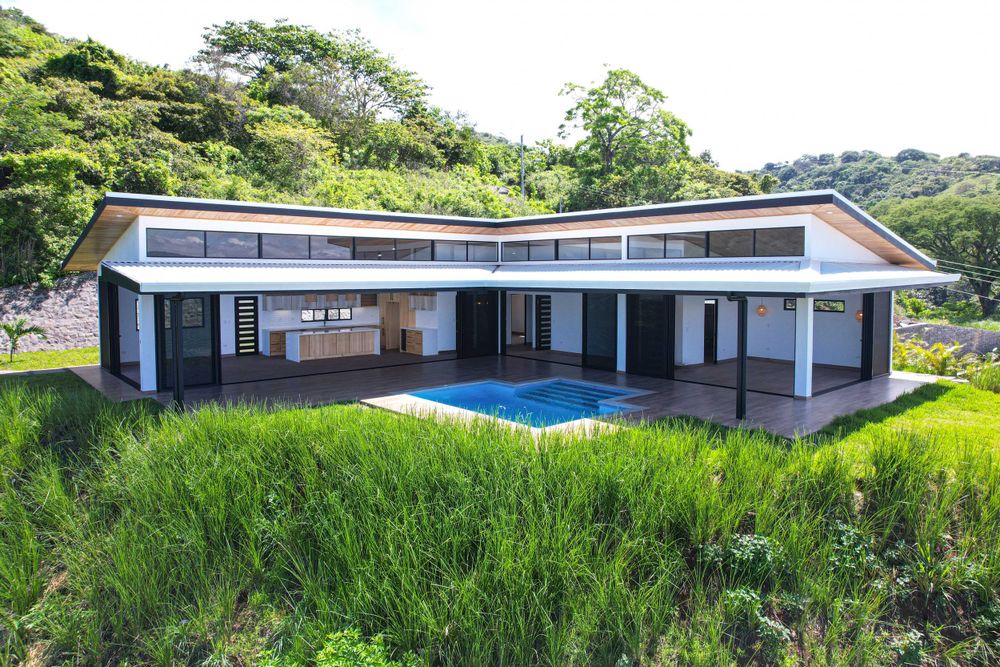 Modern house surrounded by lush greenery with a minimalist design and private pool in Atenas, Costa Rica
