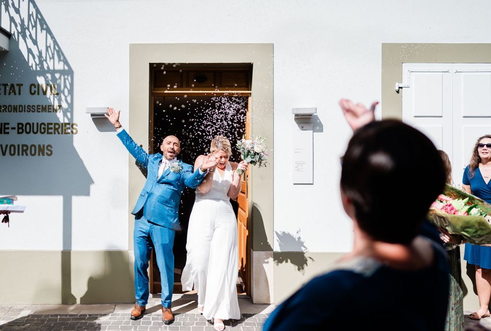Bride and groom exit the Etat civil Chêne-Bougeries- Voirons and are showered with rice confetti