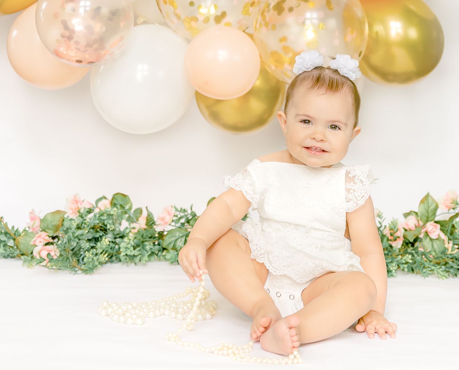 one year old birthday photoshoot. cakesmash photoshoot in Greeley Colorado indoor studio.