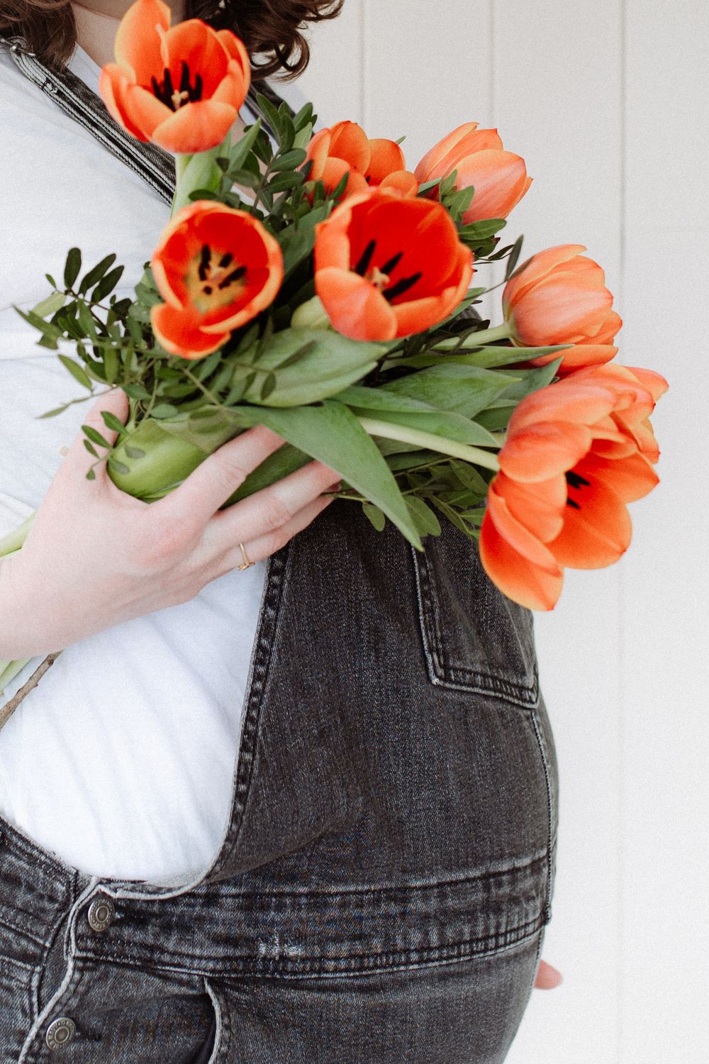 baby bump avec bouquet de tulipes fleurs