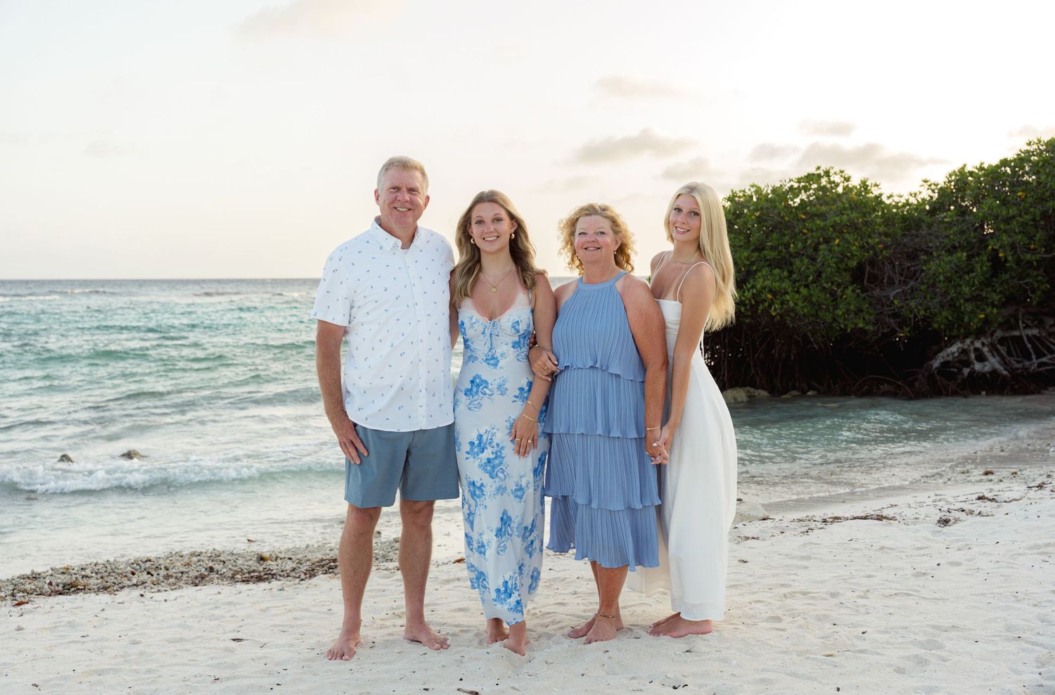 Family photo shoot in Aruba at Mangel Halto