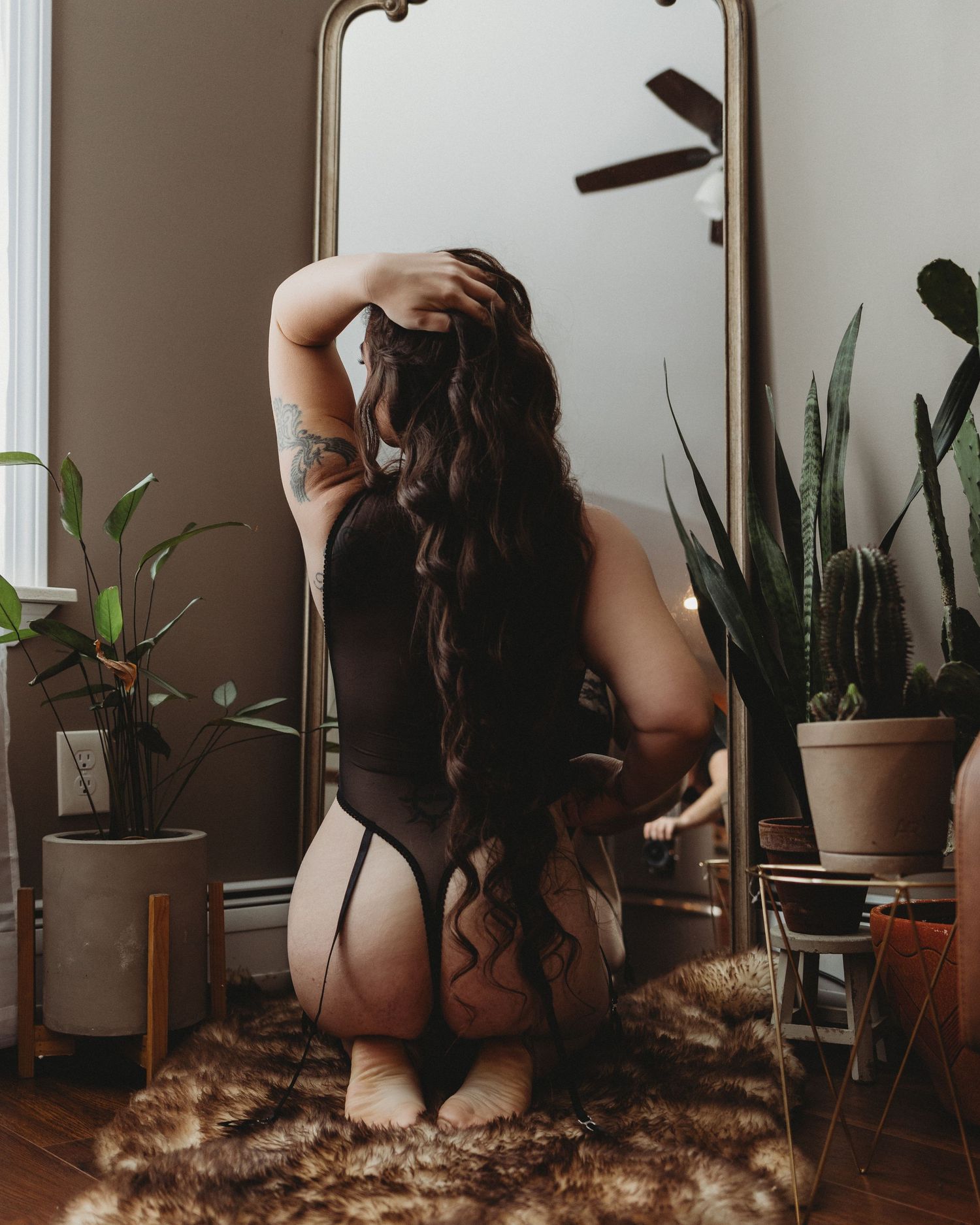 Professional boudoir photo of a woman teasing her hair