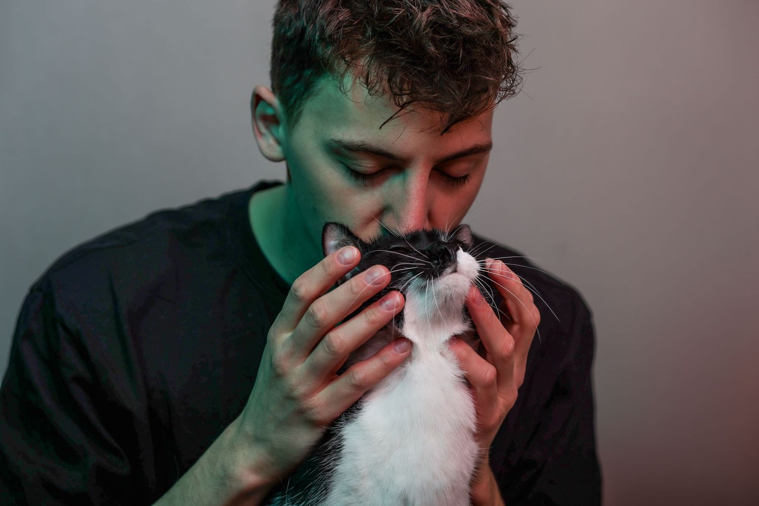 Shooting animal à domicile chat avec son maitre qui prennent la pose à Clermont-Ferrand
